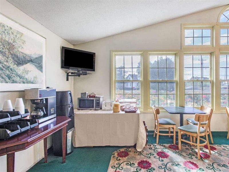 Knights Inn Hadley Εξωτερικό φωτογραφία