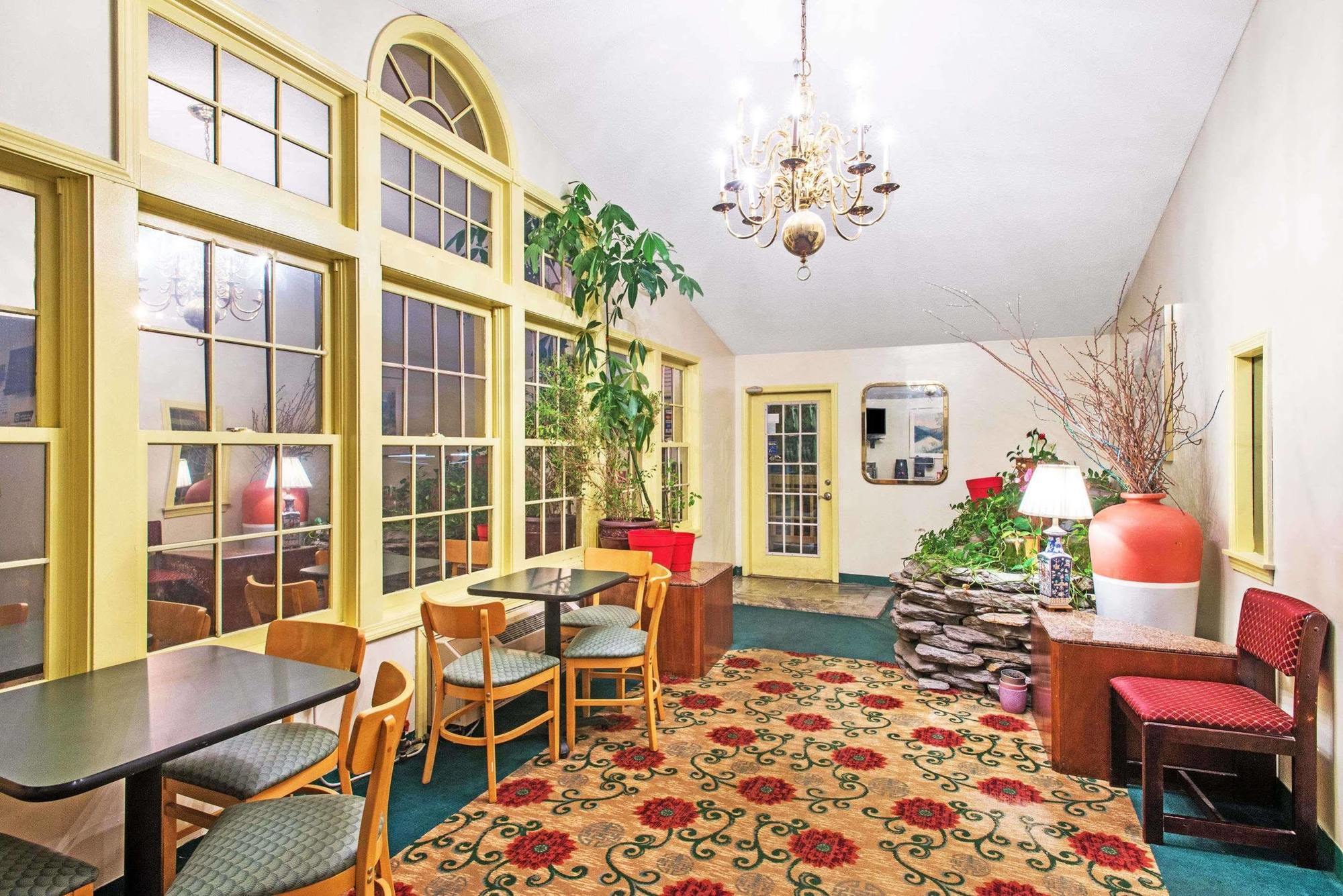 Knights Inn Hadley Εξωτερικό φωτογραφία