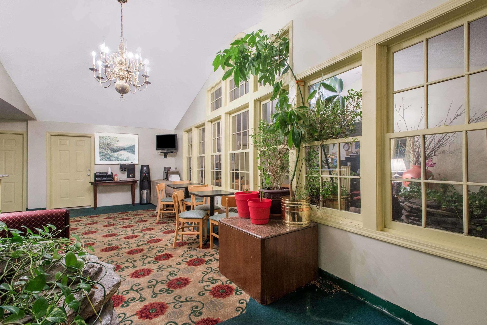 Knights Inn Hadley Εξωτερικό φωτογραφία