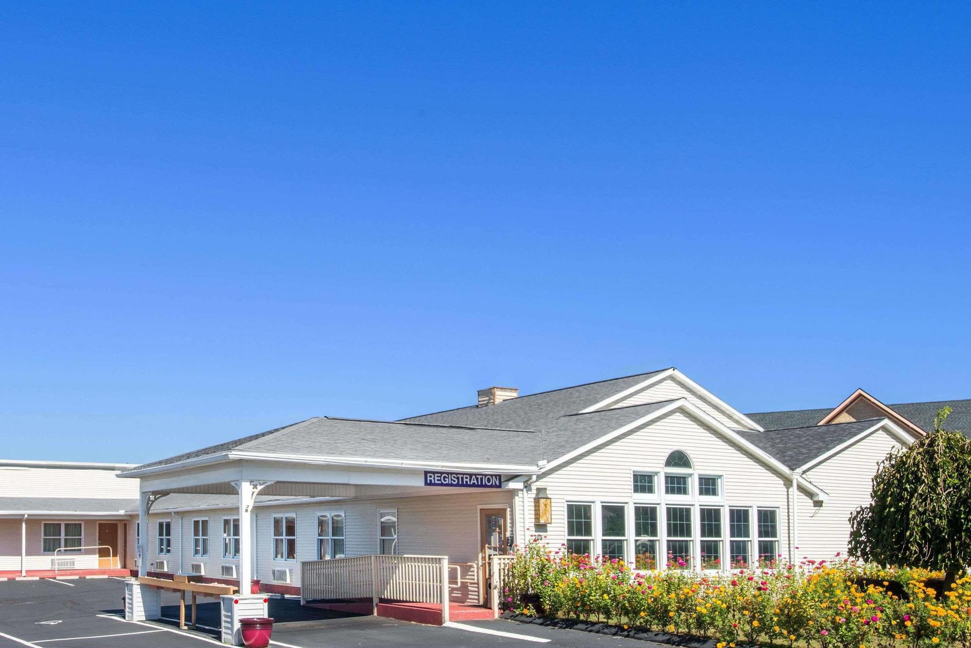 Knights Inn Hadley Εξωτερικό φωτογραφία